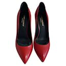 Zapatos de tacón rojos de Saint Laurent