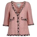 Conjunto de minivestido y chaqueta de bouclé rosa de Chanel