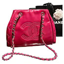 Chanel borsa a fisarmonica con rossetto in vinile rosa.