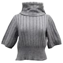 Suéter corto de cachemir gris con cuello alto de Fendi