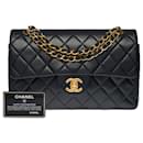 Le "Must Have"Sac Chanel Timeless 23 cm with lined flap in black quilted lambskin,