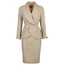 Conjunto de chaqueta y falda beige de Vivienne Westwood
