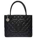 CHANEL Medaillon-Tasche aus schwarzem Leder - 100731 - Chanel