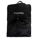 Capa de chuva preta Chanel e capa de viagem cabide Chanel