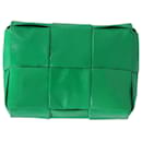 Bolsa transversal Bottega Veneta Candy Cassette Mini Intrecciato em couro verde