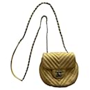 CHANEL-Tasche in Form einer goldenen Handtasche - Chanel