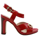 Fendi-Sandalen mit Knöchelriemen und hohem Absatz aus rotem Lackleder