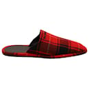 Pantuflas de franela de cuadros escoceses bordados con logotipo de Balenciaga en lana roja