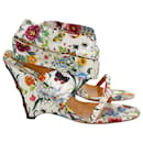 Gucci-Sandalen mit Knöchelriemen und Keilabsatz aus Satin mit Blumenmuster
