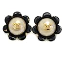 *Chanel-Ohrringe mit Blumenperlen aus Weiß- und Schwarzgold