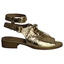 Sandália aberta estilo brogue metalizado Chanel em couro de bezerro dourado