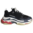 Sneakers Triple S di Balenciaga in poliestere nero