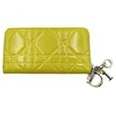 Christian Dior Carteira Lady Dior em couro envernizado amarelo