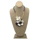 Marni Elfenbein / Halskette mit braunem Blumenanhänger und Kristallverzierung