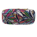 Bolso clutch de noche con diseño de hojas adornadas con cristales multicolores de Judith Leiber