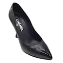 Zapatos de tacón de cuero negros con punta en punta de Chanel