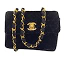 Chanel nero vintage 80Mini borsa con patta in velluto trapuntato di