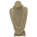 Crema Chanel Vintage 1981 Collar clásico extralargo de perlas gruesas