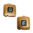 Chanel Gold / Gripoix 1999 Clip su orecchini quadrati con logo in rilievo