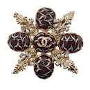 Chanel 2013 Broche con incrustaciones de diamantes de imitación y esmalte burdeos