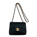 Chanel Vintage Mini sac à bandoulière en satin noir