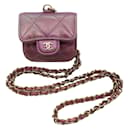 Púrpura Chanel / Estuche para Airpods Pro de piel de cordero iridiscente acolchada con correa de cadena con logotipo CC dorado claro / Bolso