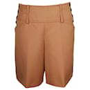 Hermès-Shorts mit seitlichen Knöpfen über dem Knie aus kamelbrauner Wolle