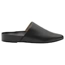 Stuart Weitzman Flat Mules em couro preto