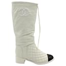 Stivali a metà polpaccio trapuntati trapuntati CC Chanel Interlocking in pelle di vitello bianca