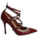 Zapatos de salón en cuero rojo con adorno de ojales y detalle de cierre Love en dos tonos de Valentino - Valentino Garavani