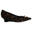 Zapatos de salón con lazo de cuña baja de Burberry en pelo de becerro con estampado de leopardo