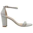 Stuart Weitzman Nearly Nude Glitzer-Sandalen mit offener Zehenpartie aus silbernem Polyester