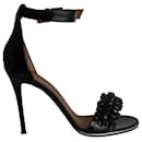 Sandálias com tira no tornozelo embelezadas Givenchy em couro envernizado preto