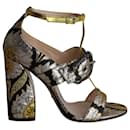 Gucci Dionysus-Sandalen mit metallischer Blumenbrokat-Schnalle aus mehrfarbiger Seide