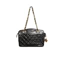 Chanel, Mini sac à main matelassé vintage en cuir d'agneau noir avec détails dorés.