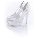 YVES SAINT LAURENT, zapato de salón de cuero blanco. - Yves Saint Laurent