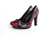 Karen Millen, zapatos de tacón con estampado floral multicolor.