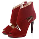 Michael Kors, sandali in camoscio color rosso ciliegia.