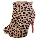 Christian Louboutin, Zapatos de plataforma de piel de potro con estampado de leopardo en talla 39.
