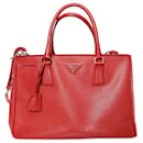 Prada, Galleria-Einkaufstasche aus rotem Saffiano-Leder.