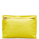 Bolso clutch de cuero con anagrama de Loewe Bolso clutch de cuero en buen estado