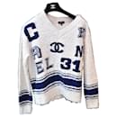 Suéter tipo jersey con logo universitario icónico de bouclé - Chanel