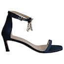 Stuart Weitzman Kristallfransen-Knöchelriemensandalen aus marineblauem Satin