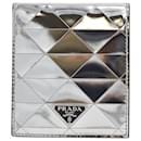 Prada-Geldbörse mit dreieckigem Einsatz und Logoplakette aus silbernem Leder