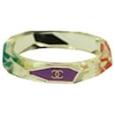 Bracelet jonc CHANEL CC Logo en résine transparente et manchette hexagonale multicolore - Chanel