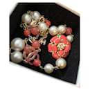 Kamelien-Halskette aus goldenem Metall und weißen Perlen - Chanel