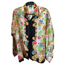 Esta é uma camisa de seda vintage Gianni Versace que pode ser usada por uma mulher ou homem.