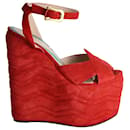 Sandale compensée à plateforme Gucci Sally en daim rouge
