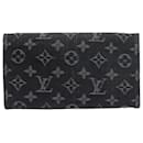 Carteira Louis Vuitton Monogram Amelia em jeans preto