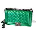 Chanel Bolsa média de couro acolchoado verde metálico com aba para menino e detalhes prateados brilhantes